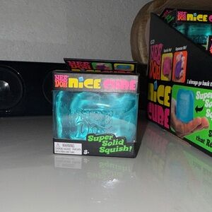 1 NeeDoh Nice Cube Super Solid Squish Toy